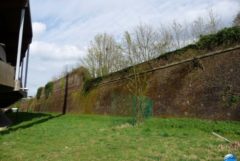 Le mur à coté du stade qui a posé problème lors du permis de construire...